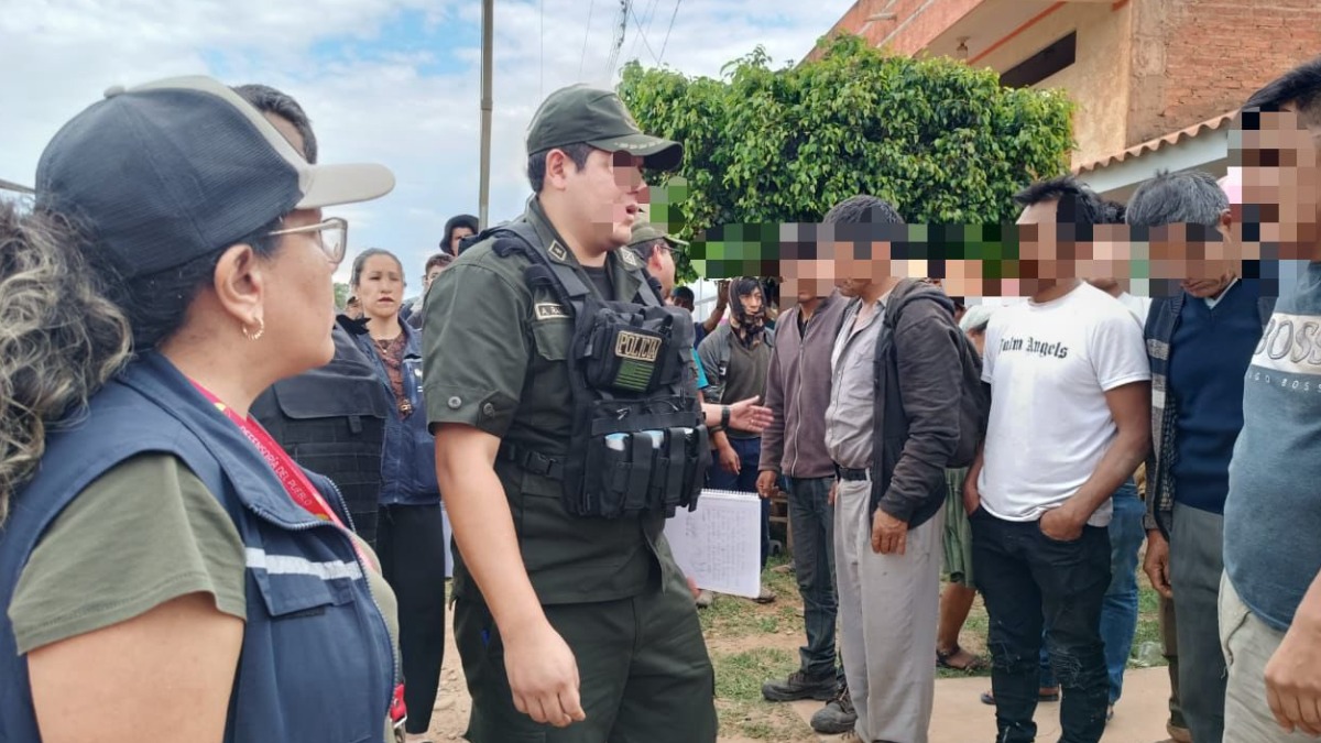 La Policía la DP y los bloqueadores. Foto: Defensoría del Pueblo