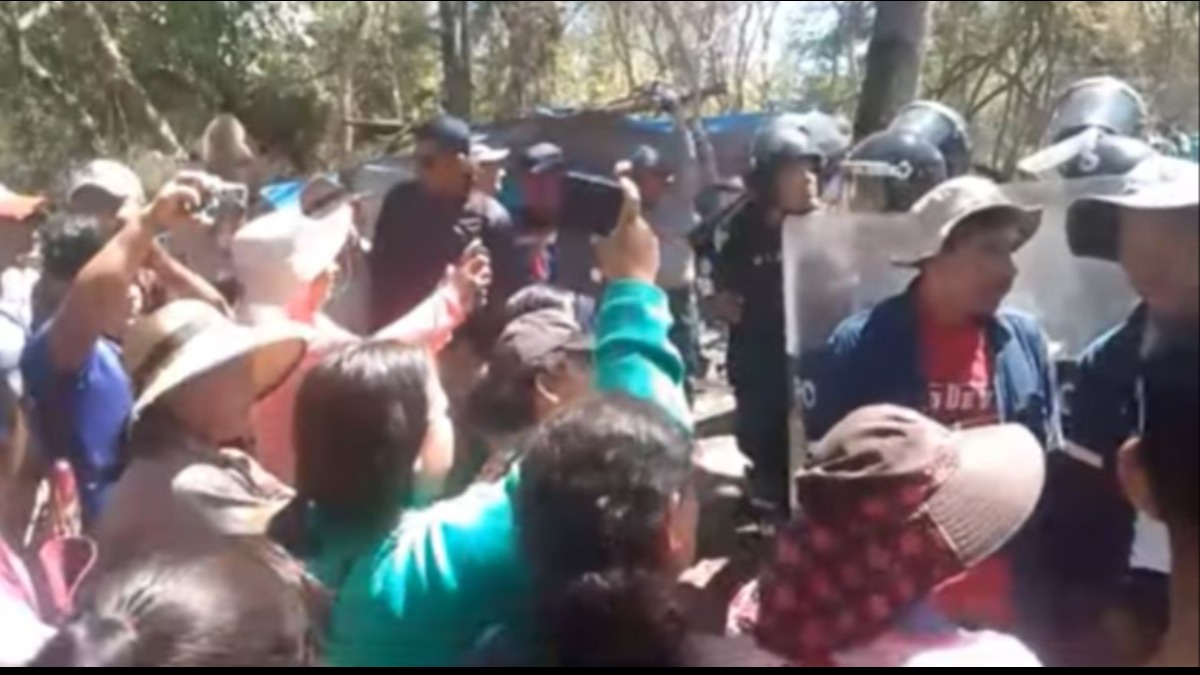 La semana pasada, la policía llegó hasta el ingreso de Saicán con el fin de intervenir la vigilia de los comunarios. Foto: Captura