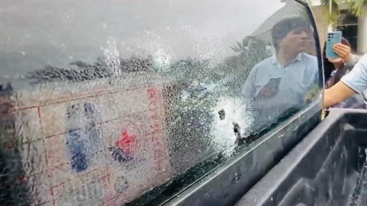 La ventana trasera de la camioneta en la que se transportaba Morales el domingo 27 de octubre. Foto. captura video