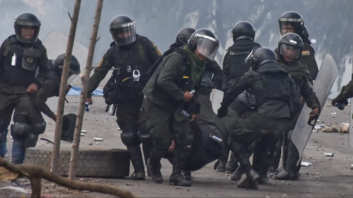 Los uniformados auxilian al policía que resultó herido. Foto: Opinión