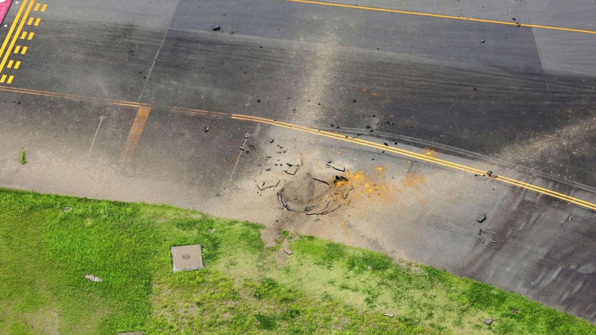 Lugar donde explotó una bomba de la II Guerra Mundial en el aeropuerto de Miyazaki.