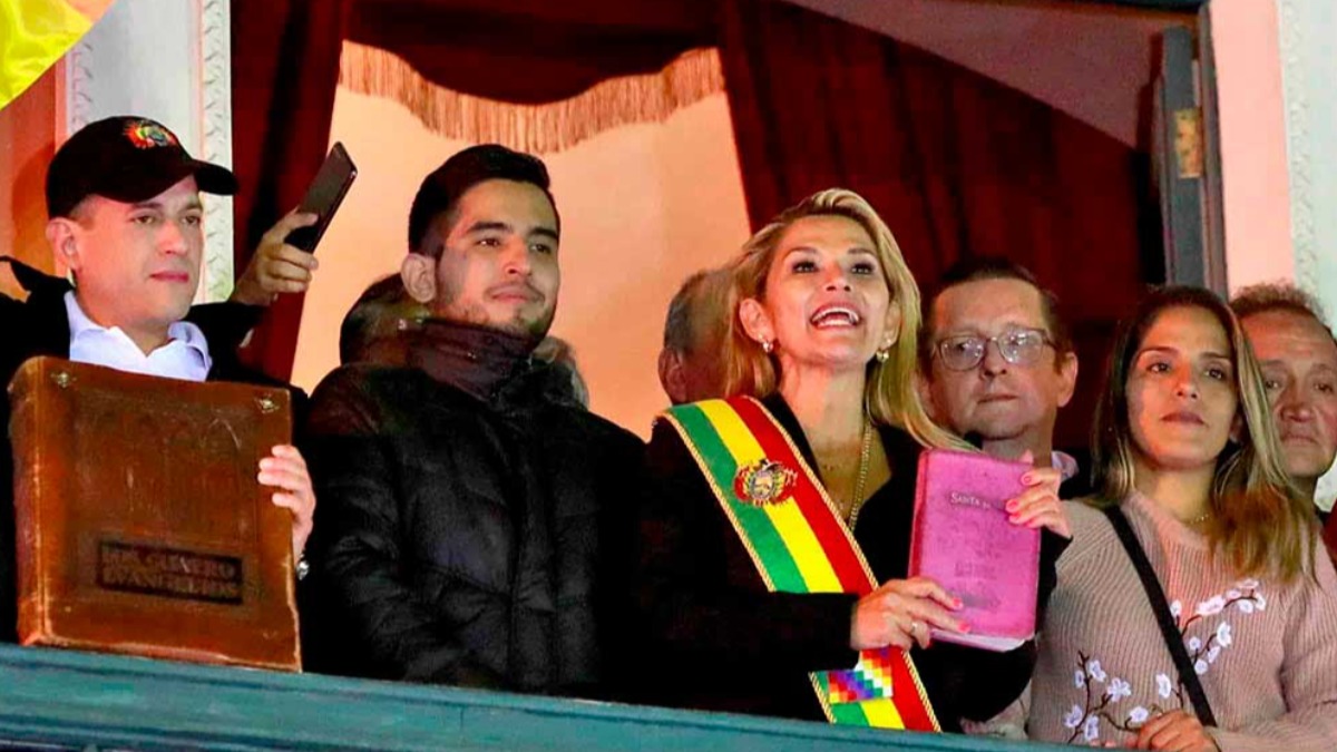 Luis Fernando Camacho y Jeanine Añez en el balcón de Palacio de Gobierno. Foto: ABI