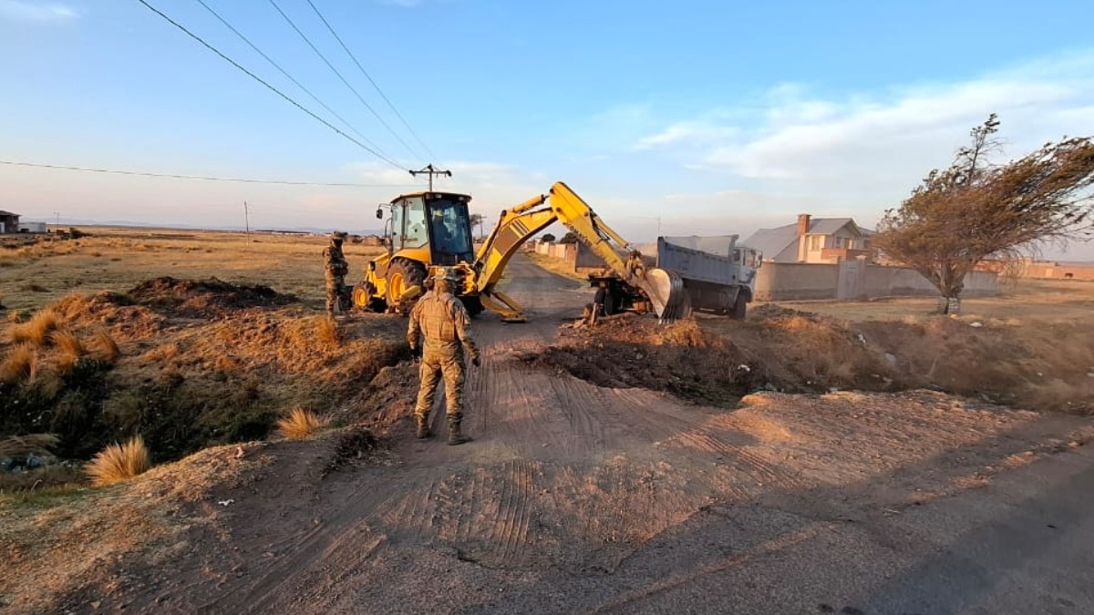 Militares cavan zanjas en la frontera para evitar contrabando de productos. Foto: VLCC