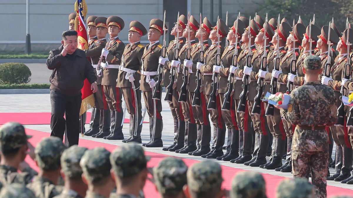 Militares norcoreanos junto a su líder Kim Jong Un.