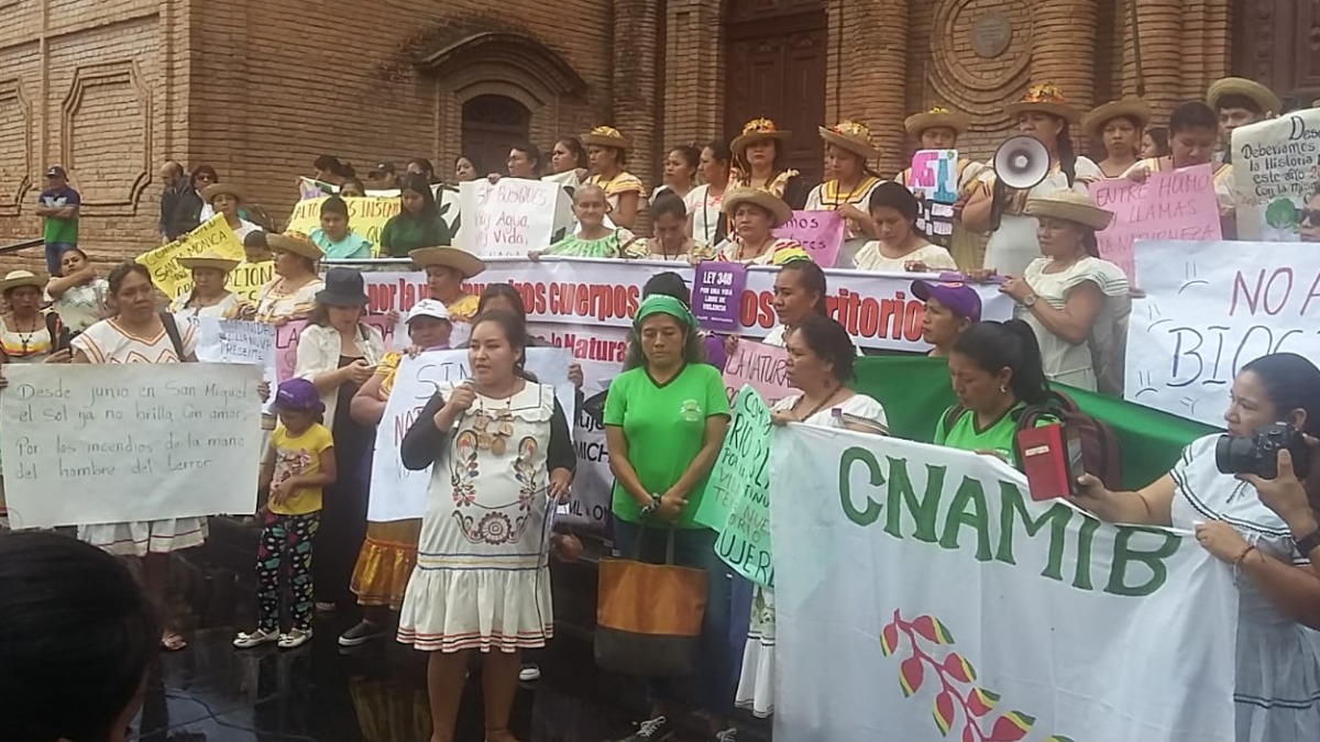 Mujeres en la plaza 24 de septiembre en Santa Cruz de la Sierra.