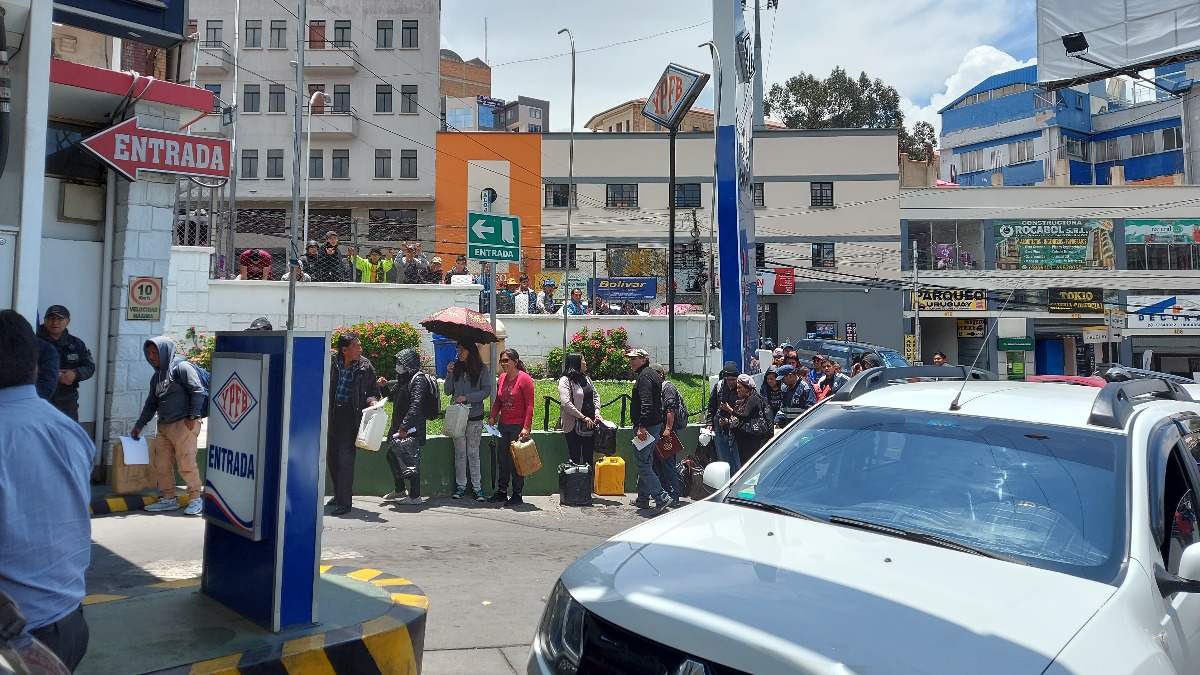 Personas haciendo fila para comprar gasolina en bidón en la avenida Montes de la ciudad de La Paz. Foto: ANF