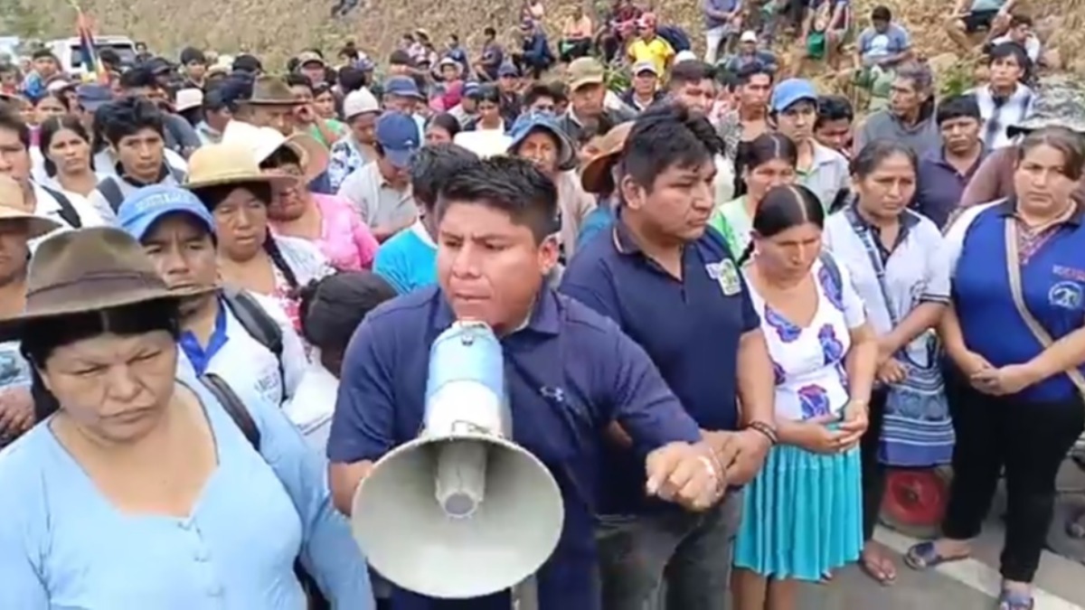 Senador Loza en un tramo de la carretera Cochabamba-Santa Cruz.