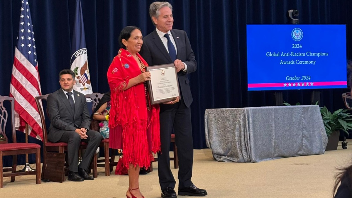 Tomasa Yarhui y Antony J. Blinken. Foto: Embajada de Estados Unidos