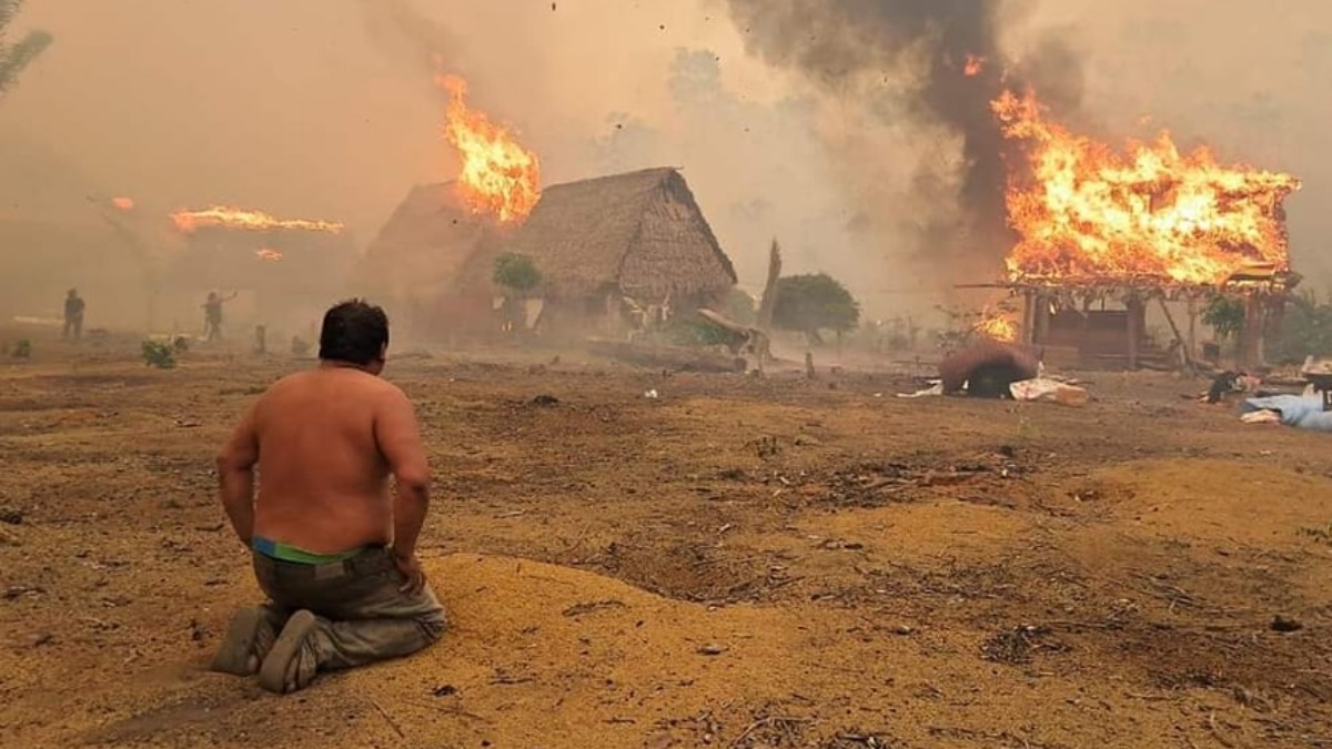 Uno de los pobladores observa el desastre que ocasiono el incendio. Foro: Alex Vaca.