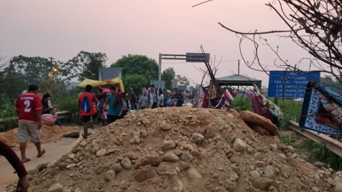 Uno de los puntos de bloqueo en la región del Trópico de Cochabamba. Foto: Radio Kawsachun Coca