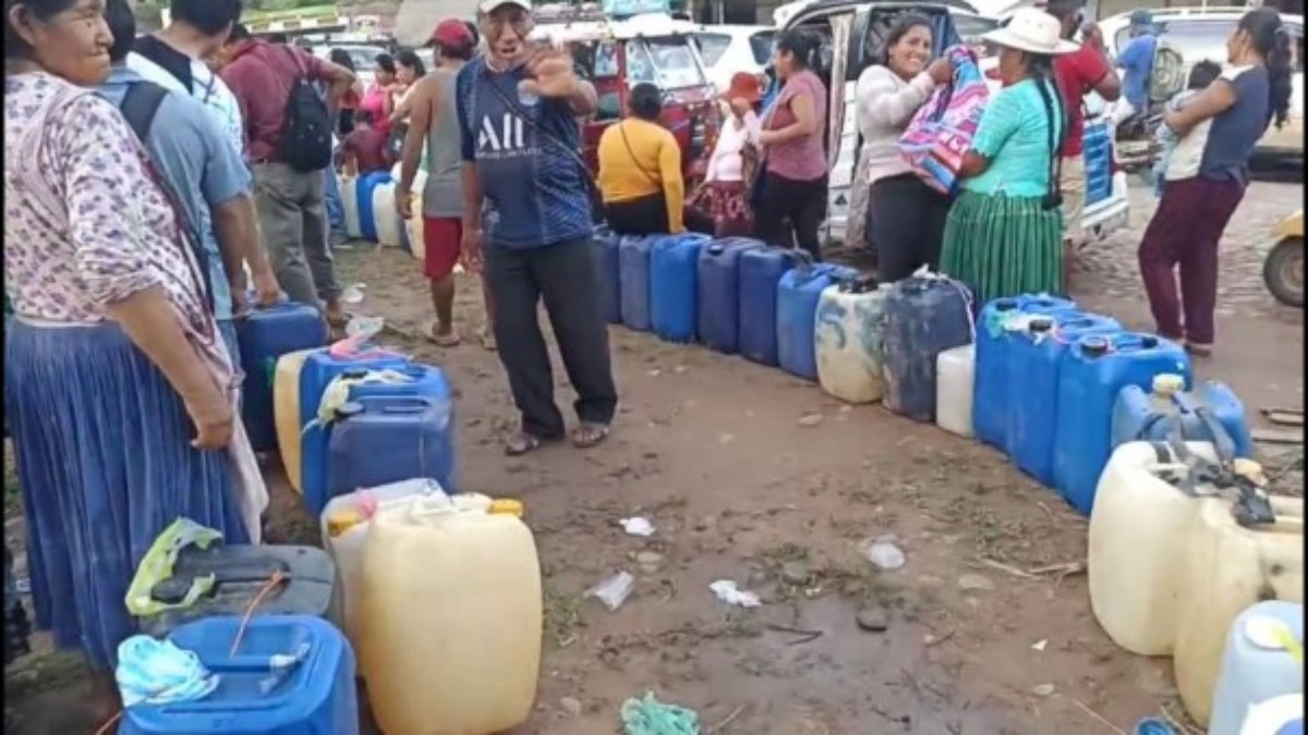 Venta de combustible en bidones en el norte de La Paz. Foto: Captura