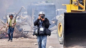 Escala la violencia por pugnas del MAS y los movilizados se ensañan contra los periodistas