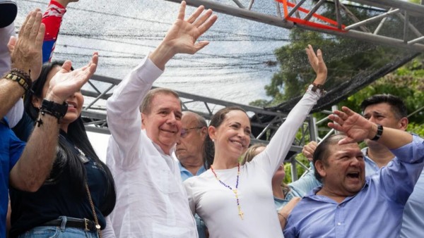 El candidato opositor Edmundo González, junto a la líder opositora Corina Machado.