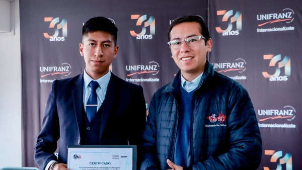 El director del Observatorio San Calixto, Gonzalo Fernández, y el universitario Ronald Choque, uno de los diseñadores de la aplicación Educientistas OSC. Foto cortesía