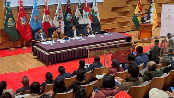 El ministro de Economía y el presidente de Diputados socializaron el PGE 2025 con sectores afines al gobierno. Foto: Diputados.