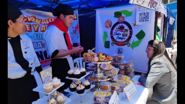 Participantes de la feria de emprendimientos productivos. Foto: Fe y Alegría