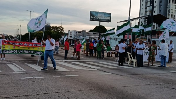 Los cruceños protestaron contra la crisis económica. Foto: Unitel