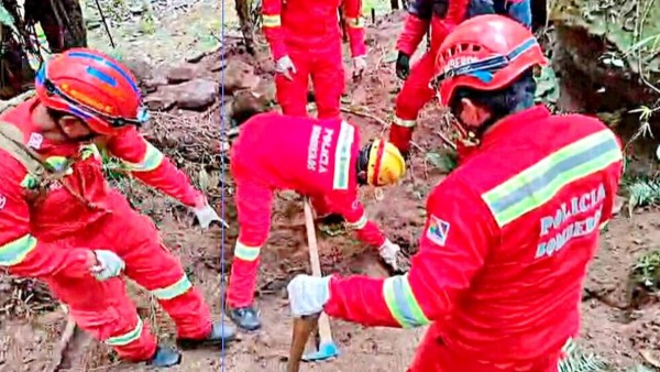 Personal de la Policía cuando procedía al desentierro de los cadáveres este martes. Foto: Redes Sociales