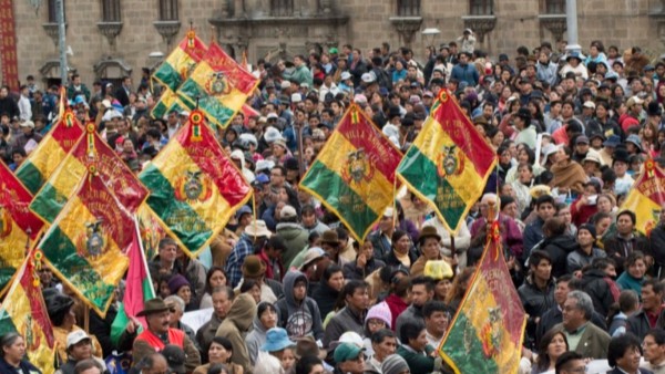 Población boliviana en una concentración. Foto: WLE