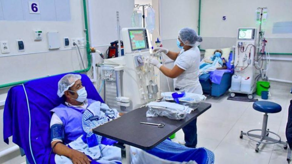 Atención de pacientes renales en el hospital Viedma, en Cochabamba. Foto: Los Tiempos