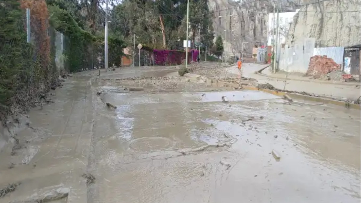 Avenida Costanera en la ciudad de La Paz cubierta por mazamorra. Foto: AMN