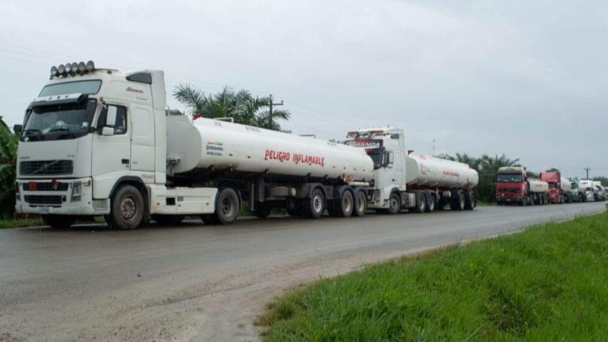 Camiones cisternas esperan en la frontera para cargar combustible-. Foto: Internet