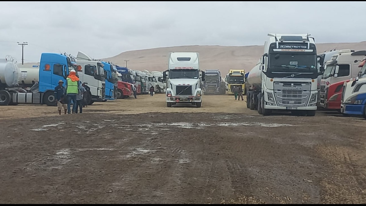 Cientos de camiones cisternas esperan en el Garaje Multiestación Belén en Arica. Foto: ANF