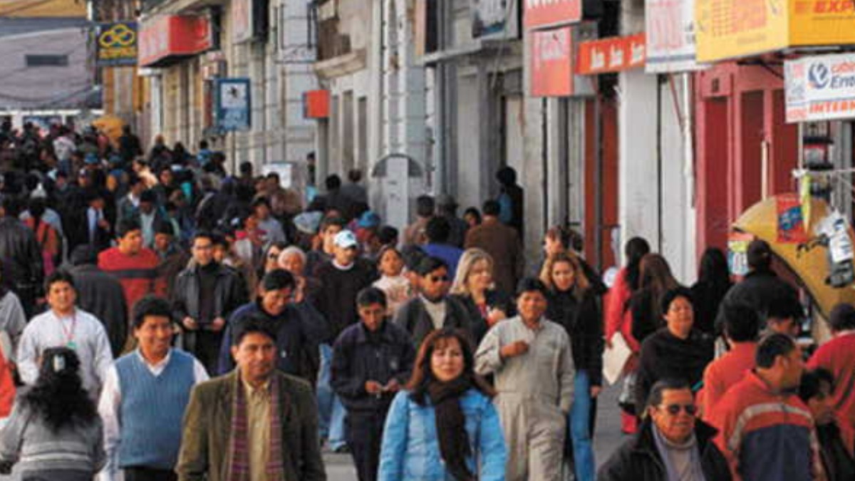 Ciudadanos bolivianos en calles céntricas. Foto: Urgente