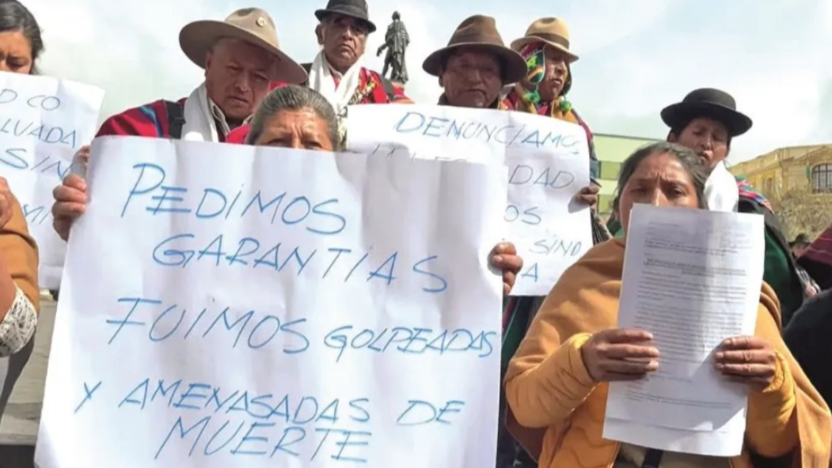 Comunarios del Ayllu Acre Antequera denunciaron los abusos en la plaza Murillo, en abril. Foto: RRSS