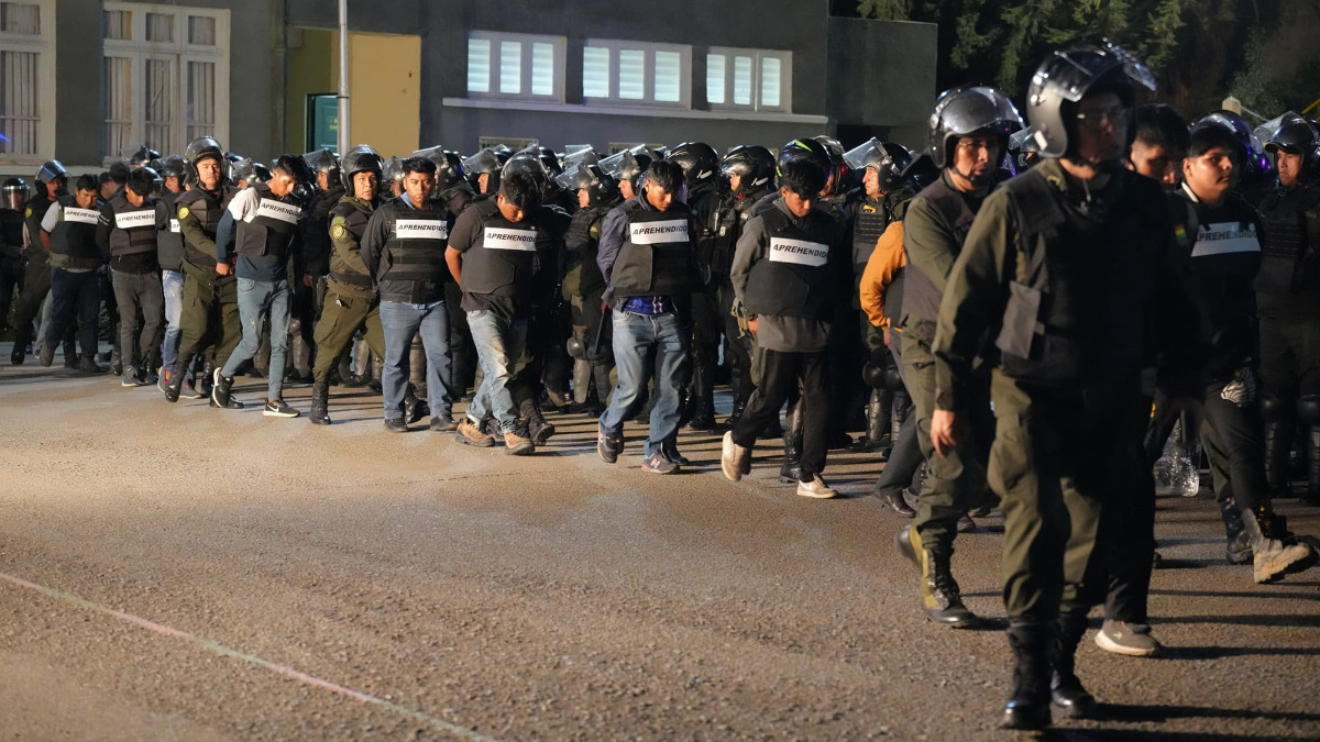 Decenas de detenidos fueron trasladados a La Paz. Foto: Minsitro Del Castillo