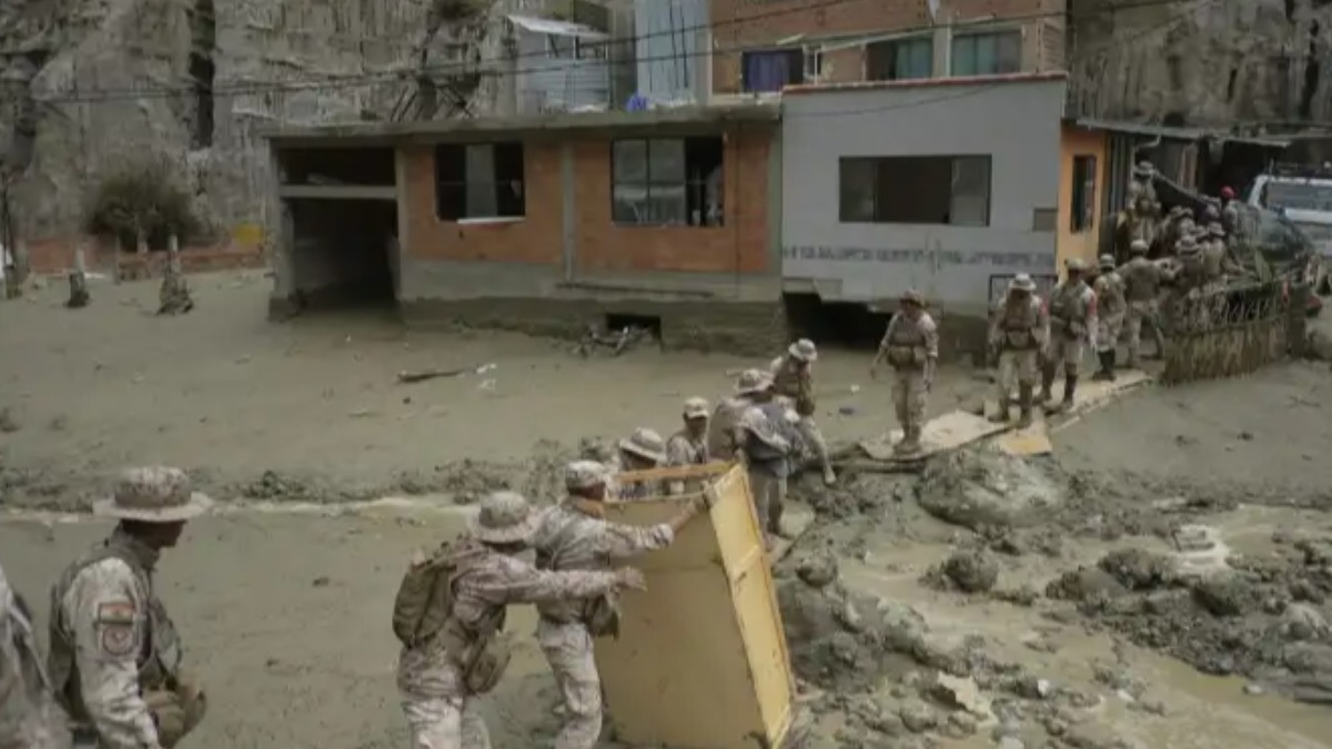 Efectivos militares coadyuvan en los trabajos de rescate en Bajo Llojeta. Foto: AMUN