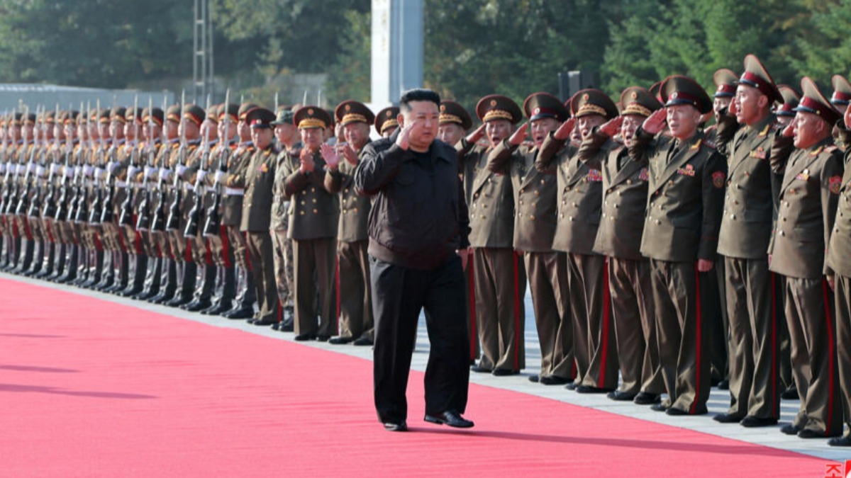 El líder norcoreano Kim Jong Un junto a militares de su país.