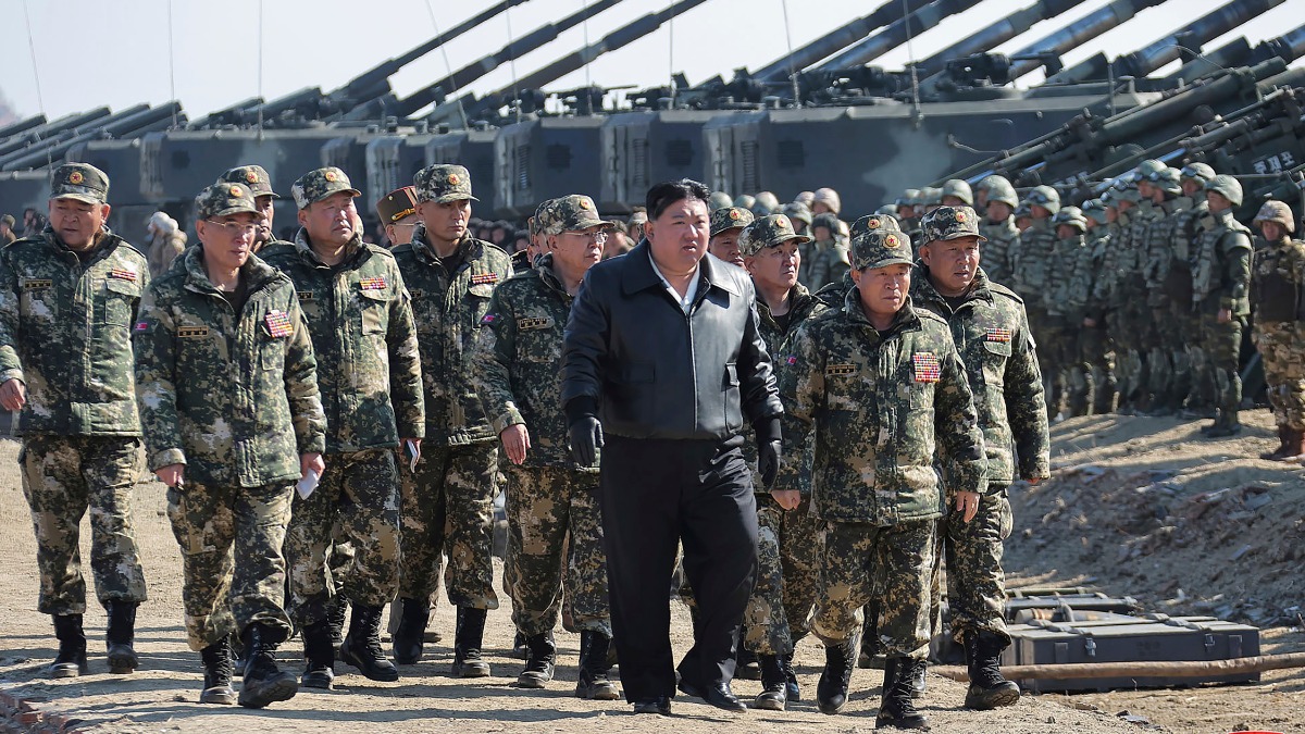 El líder norcoreano Kim Jong Un junto a militares de su país.