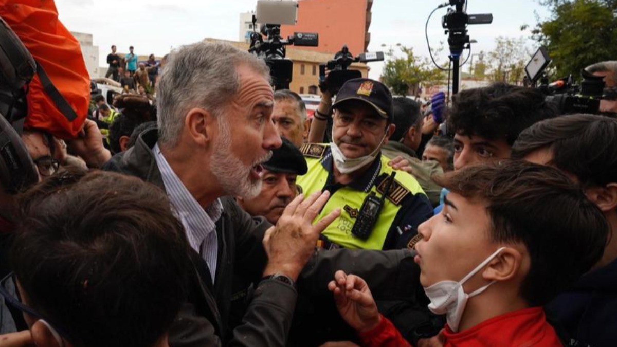 El rey Felipe VI junto a personas damnificadas en Paiporta, Valencia.