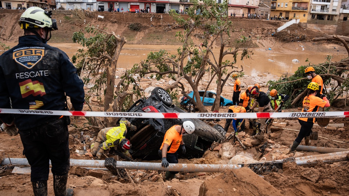 Equipos de rescate trabajan en Paiporta, Valencia.