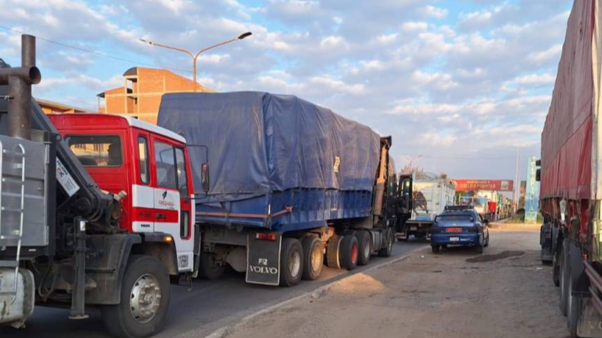 Filas de vehículos del transporte pesado en estaciones de servicio. Foto: Unitel