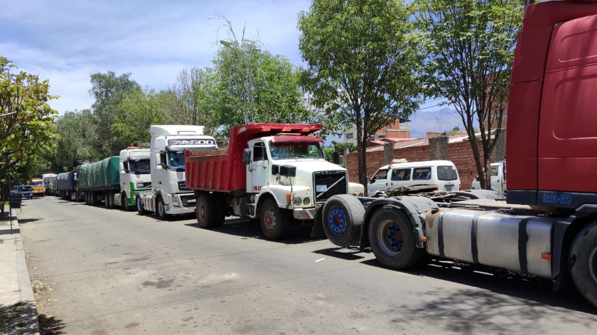 Filas en las estaciones de servicio en Quillacollo. Foto: RRSS