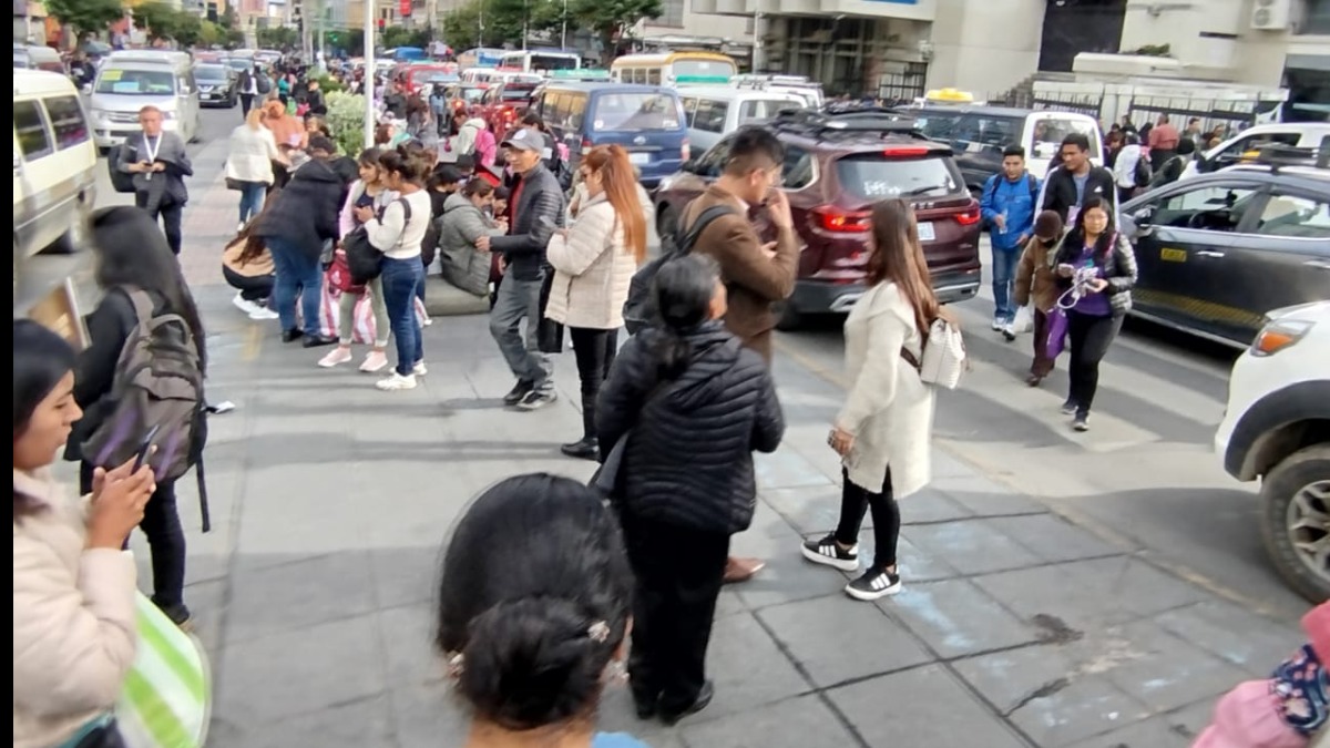 Gran cantidad de jóvenes (hombres y mujeres) en comercio por internet. Foto: ANF