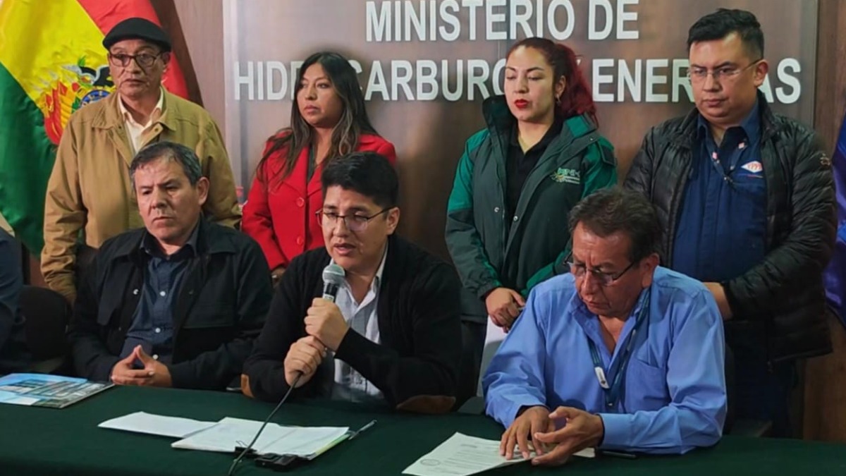 La conferencia de prensa tras la reunión. Foto: ANF