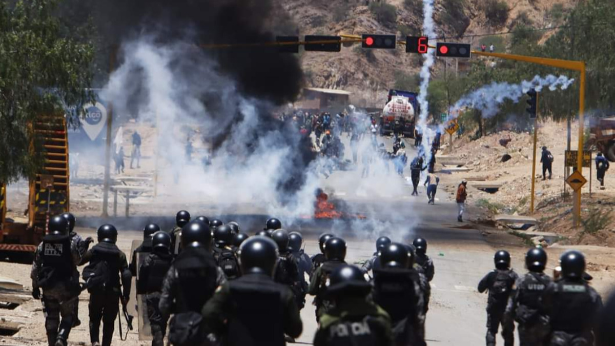 La policía en el desbloqueo de Parotani. Foto: Policía Boliviana