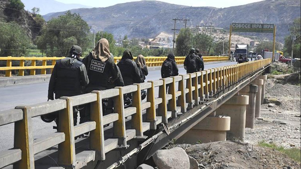 La policía resguarda el puente Parotani. Foto: Los Tiempos