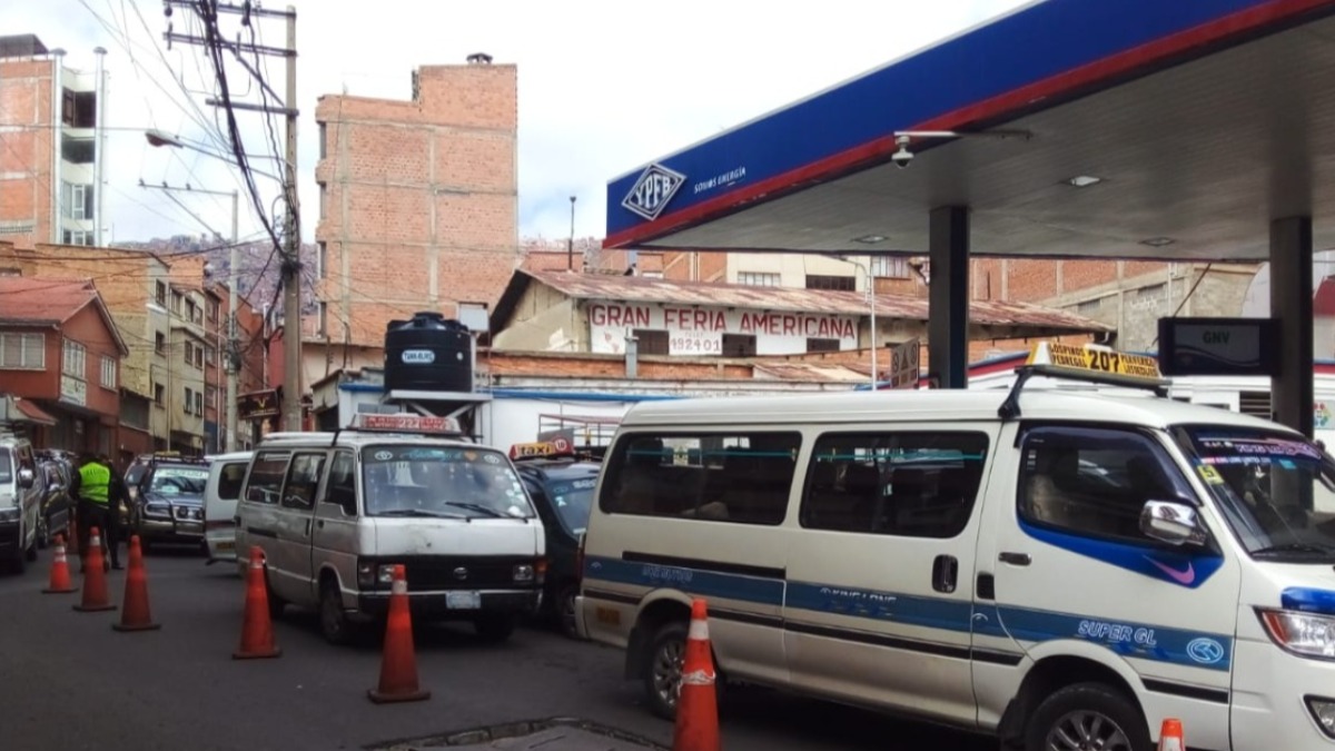 Largas filas por combustible. ANF archivo