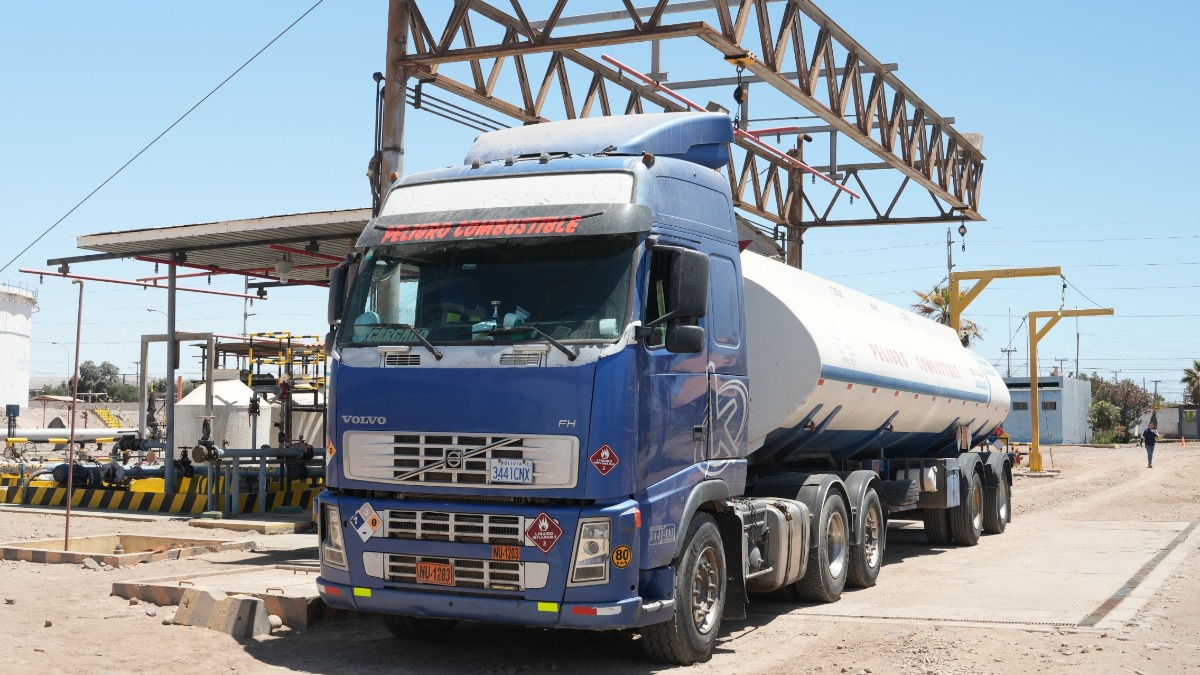 Los camiones cisterna cargan combustible en la planta de YPFB Transporte en Arica. Foto: YPFB