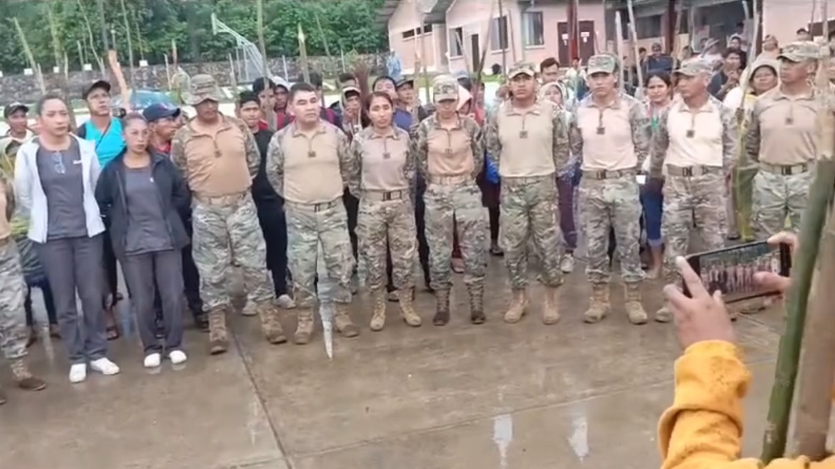 Los evistas tomaron de rehenes a los militares del Regimiento Cacique Juan Maraza. Foto: Captura