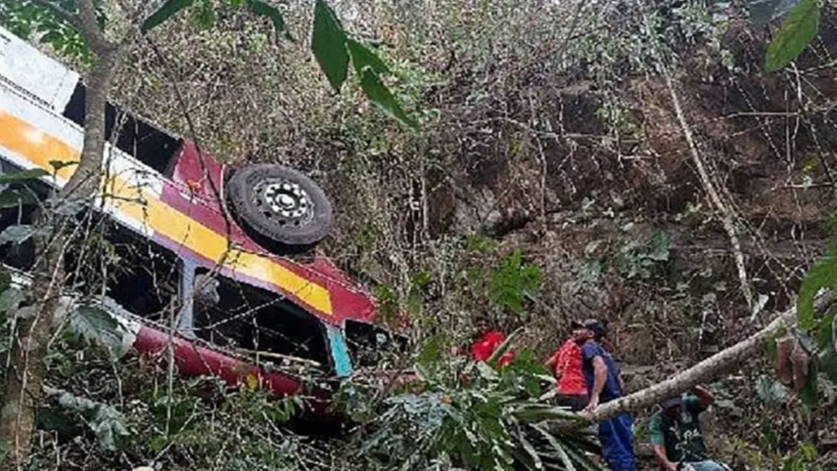 Los restos del bus tras el accidente de tránsito en el estado de Alagoas.