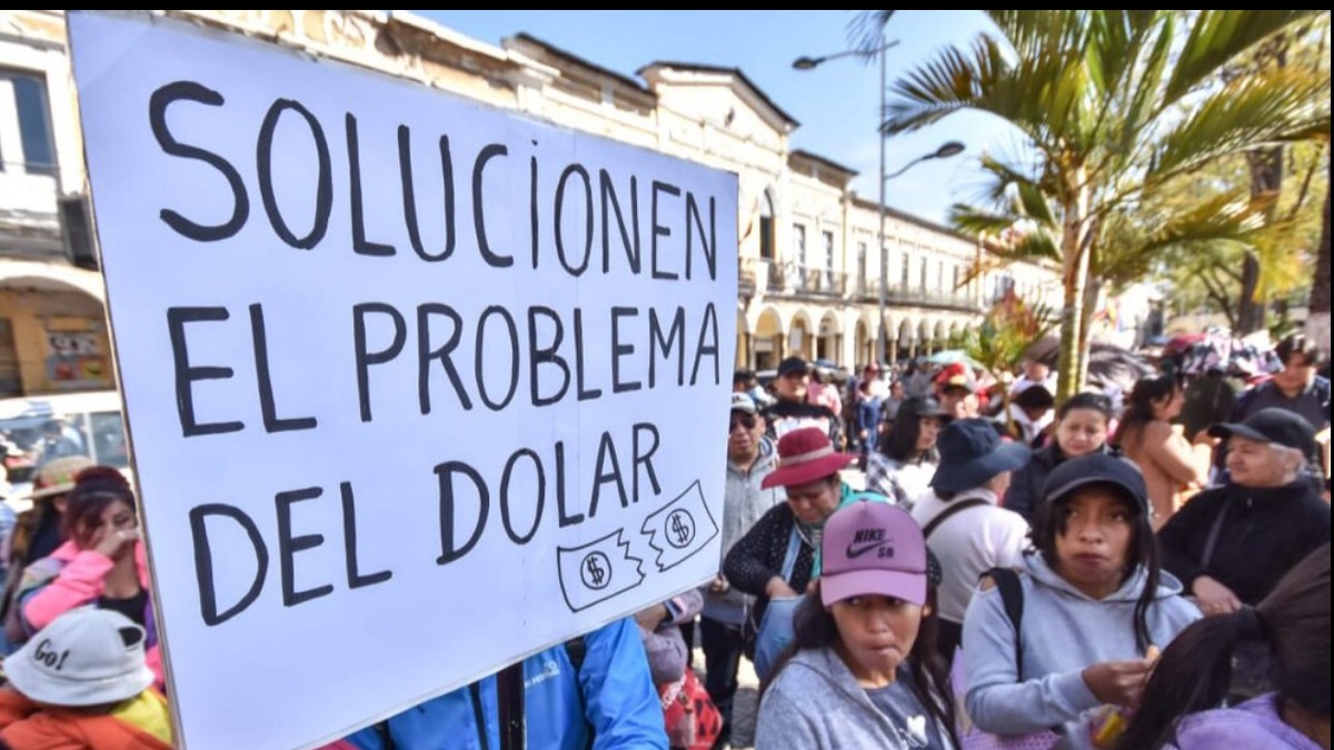 Marcha de gremiales en la llajta contra la falta de dólares. Foto: Opinión.