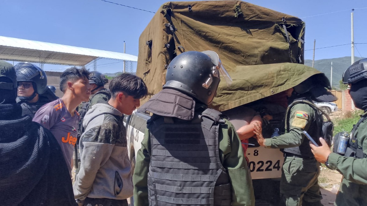 Más de 20 personas fueron aprehendidas en el desbloqueo en Mairana. Foto: RRSS