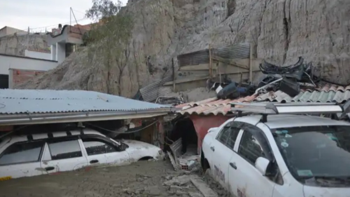 Mazamorra sepultó vehículos. Foto: GAMLP