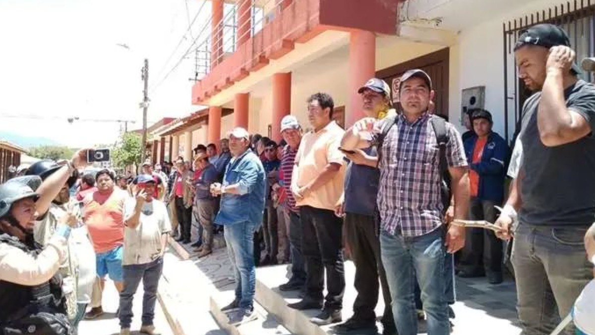 Pobladores y productores instalaron una vigilia en la Alcaldía de Mairana. Foto: RRSS