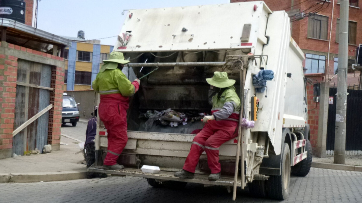 Trabajadoras de la empresa TREBOL de El Alto reogen la basura de aquella ciudad. Foto. ANF